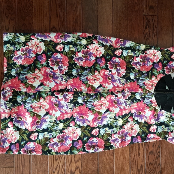 Material Girl - Fitted Floral Dress - Picture 3 of 5